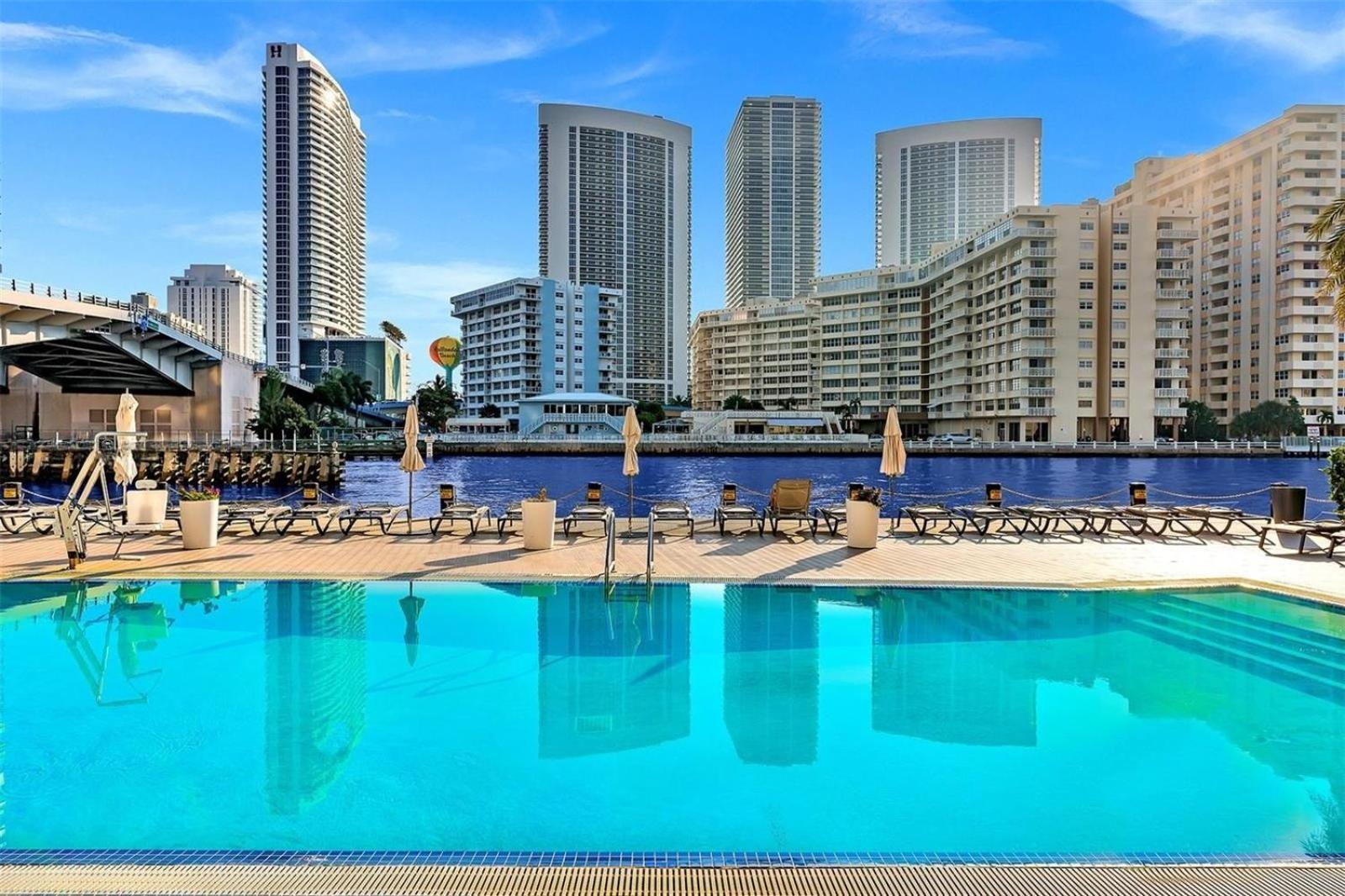 הלנדל ביץ' Mvr Apartments At Beachwalk Resort מראה חיצוני תמונה